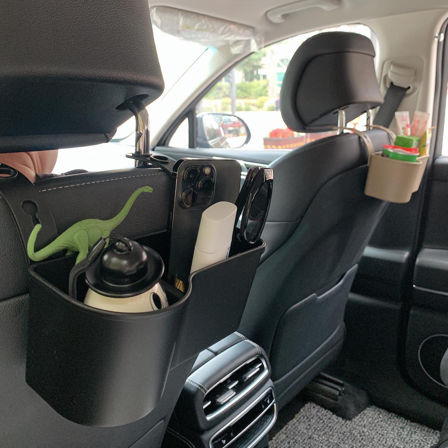 好用的汽車置物架_ba2f2fc2829a7e4676fa77f360cf013a.jpg