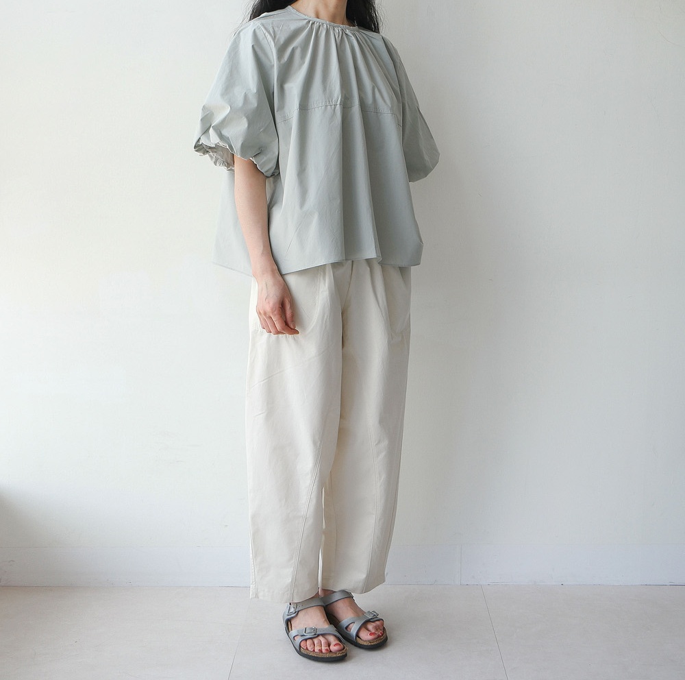 立體澎袖短版棉質上衣_b0a33a2766538b37228b68e59800f701.jpg