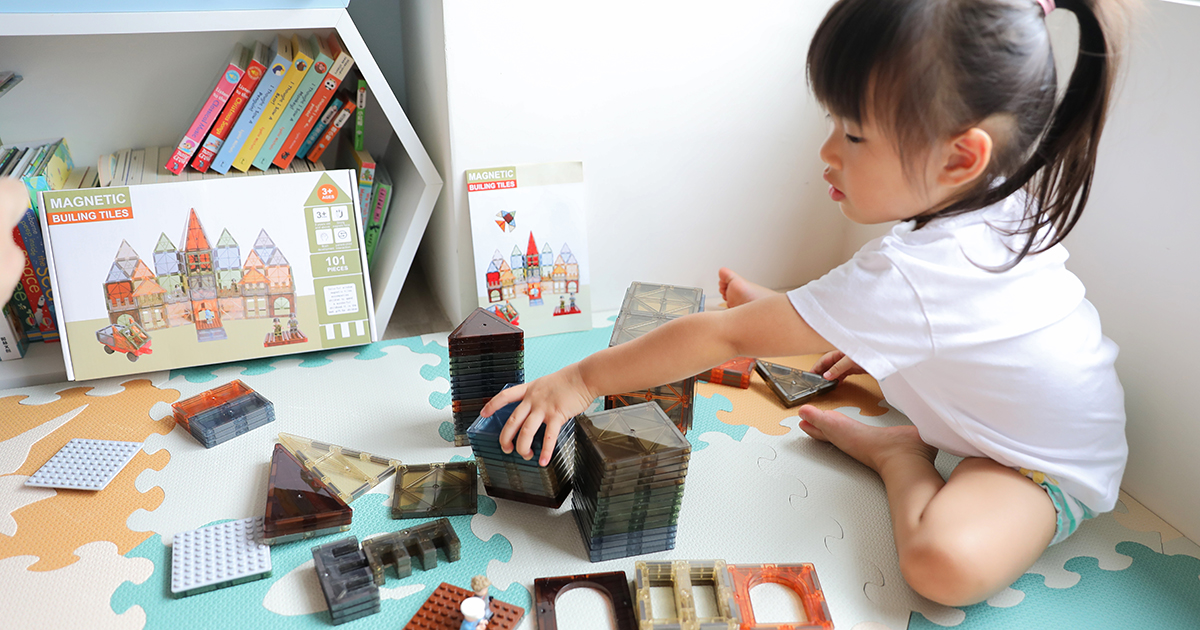親子育兒｜最適合三歲左右小孩的玩具推薦！i-Smart 美國豪華彩色透光磁力積木片(101件) 可結合樂高一起玩唷~