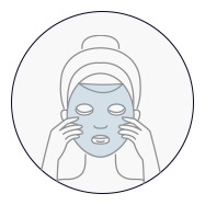 臉部清潔後，面膜布膜朝內、珍珠紙朝外貼於臉部。