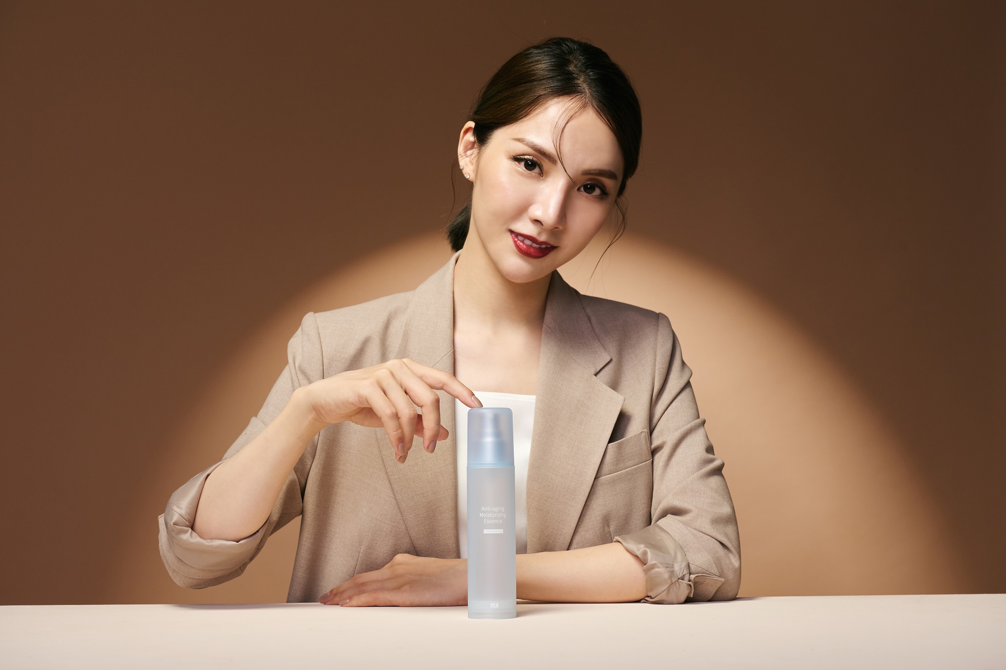 保濕精華怎麼選？精華水、精華露全解析！五大醫美級精華露評比推薦！