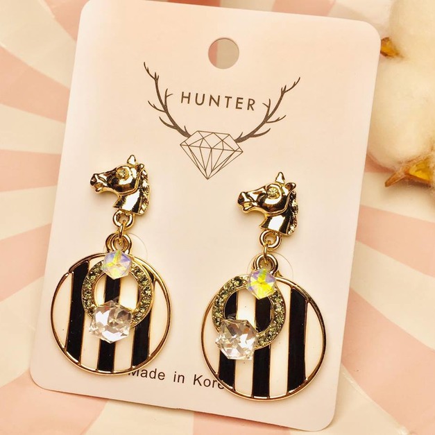 復古時尚黑白條紋馬頭耳環