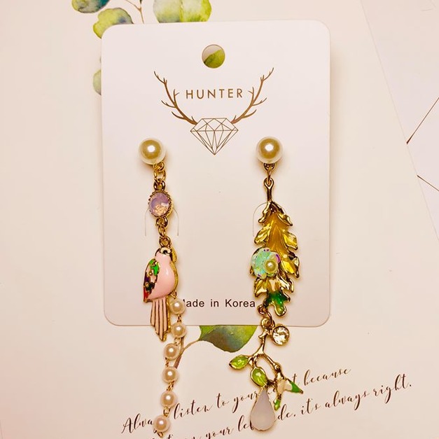 不對稱熱帶粉紅鸚鵡珍珠葉子