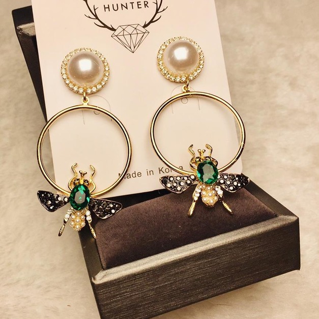 大珍珠綠寶石蜜蜂耳環