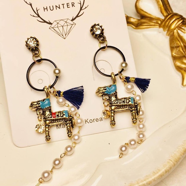異國風金屬小馬珍珠流蘇耳環
