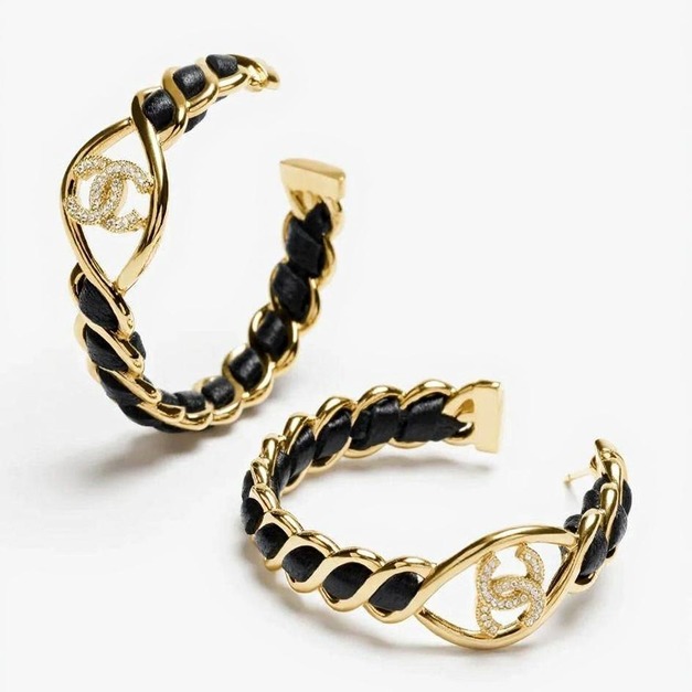 CHANEL 黑金皮穿大耳環