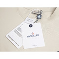 MONCLER 黑標系列背後浮標字母短袖(米灰)_4