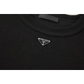 PRADA 領口三角標華夫格短袖（黑色）_3