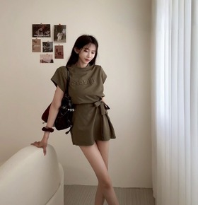 現貨無退換｜立體字母圓領片式綁結連身短洋