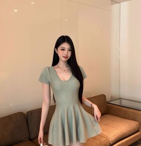百搭圓領收腰垂墜洋裝