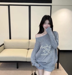 套裝設計款珍珠釘上衣+短褲