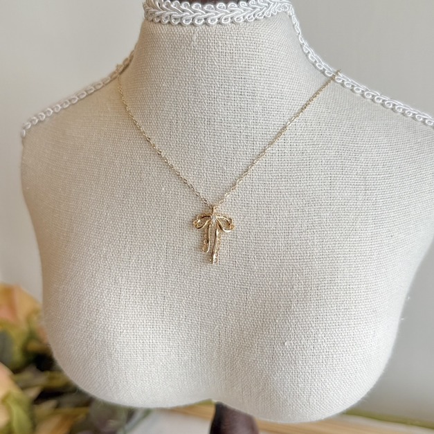 垂墜感燒花邊蝴蝶結項鍊(美國注金)