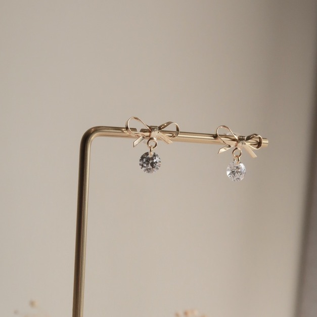 扁線條蝴蝶結裸鑽鋯石耳環