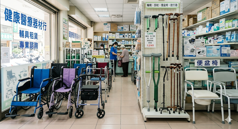 出院回家前必備的 10 項照護輔具清單：讓居家照護更安心、更順手