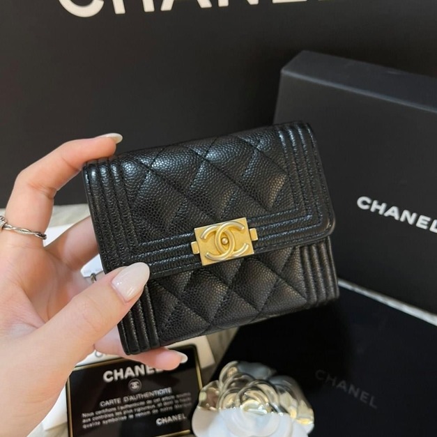CHANEL經典金屬BOY LOGO
