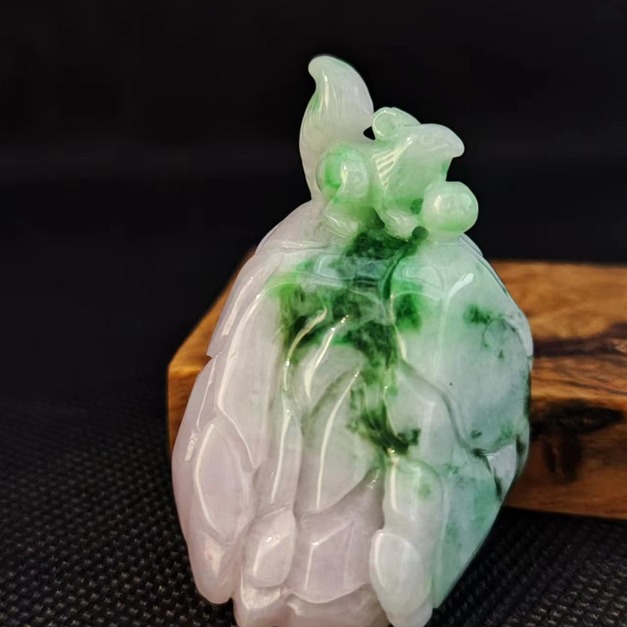 天然緬甸翡翠A貨 石頭上的小松鼠擺件