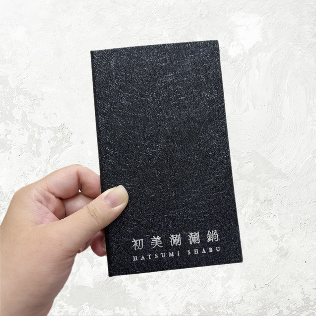 A62【可換頁@鎖銅釘】黑色精裝菜單，精裝燙金磁鐵帳單夾，初美涮涮鍋