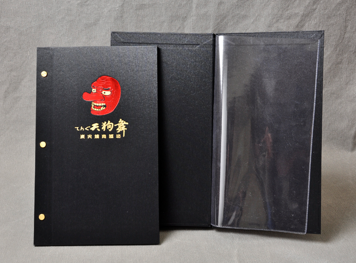 菜單設計印刷製作,可換頁鎖銅釘裝訂,適用於麗柔皮系列或彩色印刷的封面材質,具燙金和烙印工藝。內頁材質包括250磅銅西卡雙面上膜、250g象牙紙、萊妮紙或透明套。銅釘裝訂適用於麗柔皮外釘裝和內釘裝。彩色印刷上膜包括霧膜和亮膜,固定尺寸提供A4、B5、大窄版和小窄版。詢價時需填寫估價詢問單,能依客戶訂單定制。