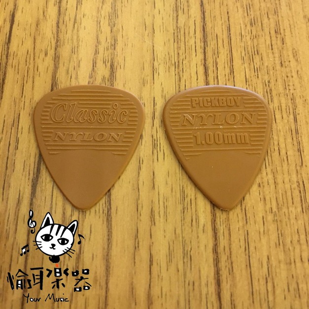 ♪Your Music 愉耳樂器♪PICKBOY 奶茶色立體英文字樣pick 吉他 烏克麗麗匹克1.00mm